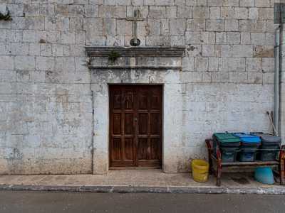 Sulla sinistra � anche presente la piccola chiesa dedicata a Santa Maria del Rosario, contraddistinta da un piccolo portone in legno sovrastato da un crocifisso